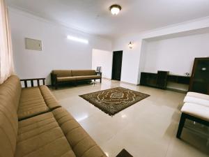 乌提Hestia Chalet 3BHK Villa的带沙发和地毯的客厅
