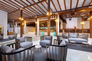 蓬塔米塔Grand Palladium Vallarta Resort & Spa - All Inclusive的度假村的大堂设有椅子和酒吧