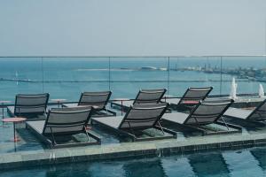 福塔莱萨格兰马奎斯酒店的一组椅子坐在游泳池旁