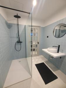 阿祖拉拉Azurara Guesthouse的带淋浴、水槽和卫生间的浴室