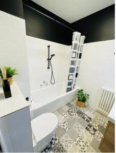卢森堡Studio in the heart of city center的浴室设有白色卫生间和梯子