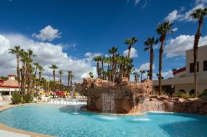 拉斯维加斯Rio Hotel & Casino的度假村内带瀑布的游泳池
