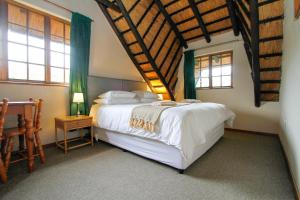 温特顿19 Mount Champagne的卧室设有白色大床和窗户。