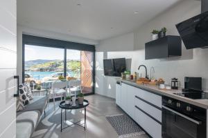 阿基欧斯尼古拉斯Beachfront Salty Sea Luxury Suite 2的厨房和客厅,享有海景