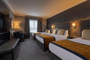 戈尔韦克莱巴恩酒店的酒店客房,设有三张床和一张沙发