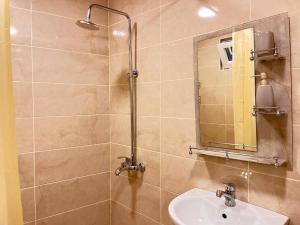 舍基Nuray's House的浴室配有盥洗盆和带镜子的淋浴