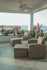 巴亚尔塔港Casa Nawalli Puerto Vallarta Boutique Hotel - Adults Only的客房设有桌椅和吊扇。