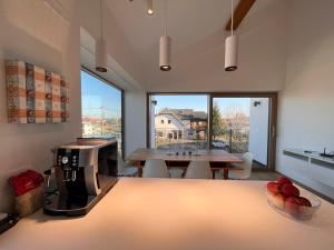 StaršeVilla Boris的厨房配有咖啡机和桌子