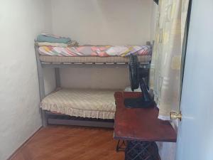 阿加斯杜尔斯Amanecer en aguas dulces的客房设有两张双层床和一张桌子。