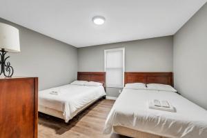 SoulardSettle into Soulard 4 Beds 2 full baths的一间卧室配有两张带白色床单的床