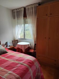 SeoaneCasa da Fontiña的一间卧室设有一张床和一个窗口