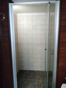 KokkalaMarathos Bay的浴室里设有玻璃门淋浴