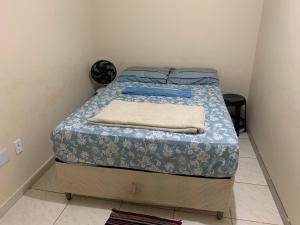 巴西利亚102 verão kit exclusiva的一张小床,位于客房的角落