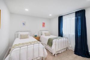 西班牙福克Spanish Fork Retreat的白色客房的两张床,设有窗户