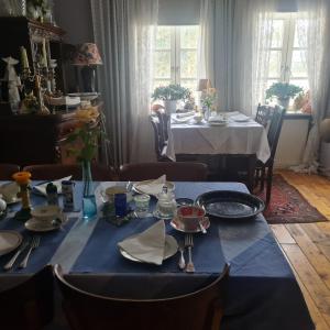 哈雷威斯特法伦Rosindell cottage的一间用餐室,配有一张带蓝桌布的桌子