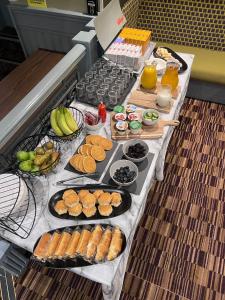 邓巴顿OYO Lochway Hotel的一张带自助食物和饮料的桌子