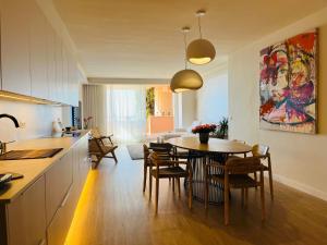 马贝拉Magna Lujoso apartamento en Marbella的厨房以及带桌椅的用餐室。