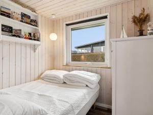 伦德Holiday Home Gyrid - 150m from the sea in Djursland and Mols by Interhome的一间小卧室,配有床和窗户