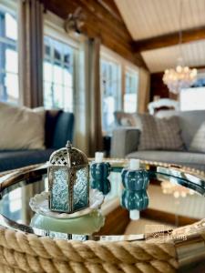 哈山Fantastic cabin on Hafjell ski inout的客厅配有玻璃桌和灯笼