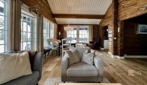 哈山Fantastic cabin on Hafjell ski inout的带沙发的客厅和用餐室