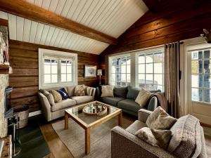 哈山Fantastic cabin on Hafjell ski inout的客厅配有沙发和桌子