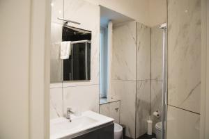 那不勒斯Residence Black & White的白色的浴室设有水槽和淋浴。