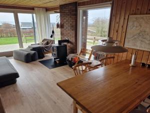 SønderbyHoliday Home Rothger - 200m from the sea in SE Jutland by Interhome的客厅配有木桌和壁炉