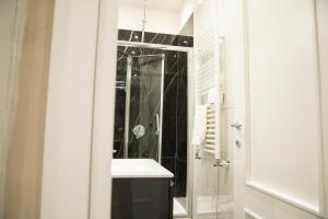 那不勒斯Residence Black & White的一间带水槽和玻璃淋浴的浴室
