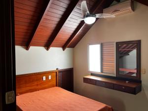 皮涅拉Pousada Residência Nativa的一间卧室配有吊扇和镜子