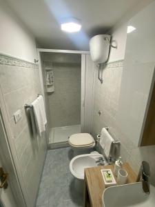 佩特拉利亚索普拉纳Casa Vacanze A Tramuntana的浴室配有卫生间、淋浴和盥洗盆。