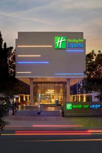 班加罗尔Holiday Inn Express Bengaluru Bommasandra, an IHG Hotel的一座有 ⁇ 架公司快递的大建筑