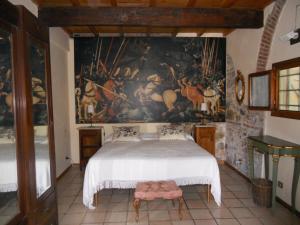 佛罗伦萨安格如彻斯卢芳梅斯酒店的一间卧室配有一张壁画床