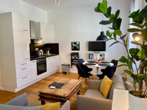 卢布尔雅那Boennium Apartments的客厅配有沙发和桌子