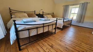 Plumb BridgeThe Home House的卧室设有两张床,铺有木地板