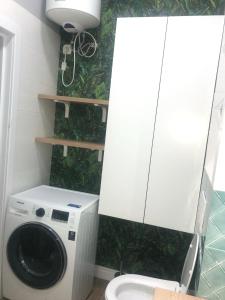 卡拉甘达ЖК Новый Степной的一间带洗衣机和卫生间的浴室