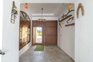 格拉纳达Casa Rural "compartida" La Loma Granero的走廊上设有木门和绿色地毯