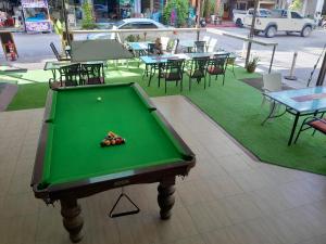 卡伦海滩Oasis Hostel & Bar的一张绿色台球桌,上面有球