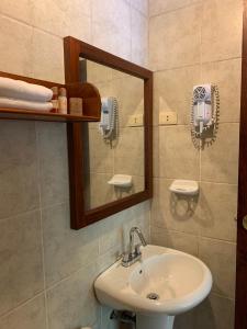 马丘比丘全景住宿加早餐酒店的一间带水槽和镜子的浴室