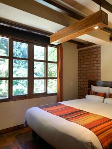 马丘比丘全景住宿加早餐酒店的一间卧室设有一张大床和窗户。