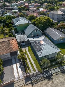 皮涅拉Pousada Residência Nativa的屋顶上方设有太阳能电池板的房子的景色