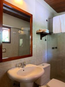 马丘比丘全景住宿加早餐酒店的一间带水槽、卫生间和镜子的浴室