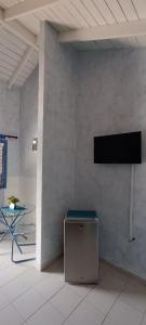 拉斯特拉纳斯Casa Giò的一间设有桌子的房间和墙上的电视