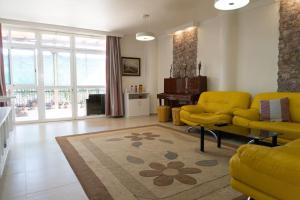 卡斯特利翁-德拉普拉纳Casa Moderna cerca de la PLAYA的客厅配有黄色沙发和地毯。