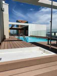 圣地亚哥Kennedy Premium Apartments的建筑物屋顶上的游泳池