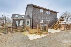 LubecNewly Renovated Maine Retreat Deck with Ocean View!的一座带木栅栏和甲板的房子