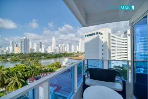 卡塔赫纳Lagos y Mar Apartamentos Cartagena的市景阳台(带椅子)