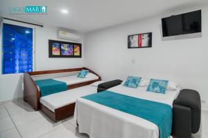 卡塔赫纳Lagos y Mar Apartamentos Cartagena的一间酒店客房,设有两张床和电视