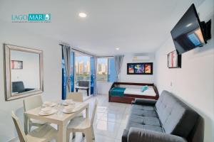 卡塔赫纳Lagos y Mar Apartamentos Cartagena的客厅配有沙发、桌子和床。