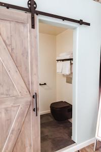 威尔森Tammah Jackson Hole的带卫生间的浴室内的滑动谷仓门
