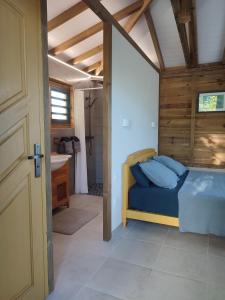 勒卡尔贝VillAnolis Martinique的卧室配有床和盥洗盆